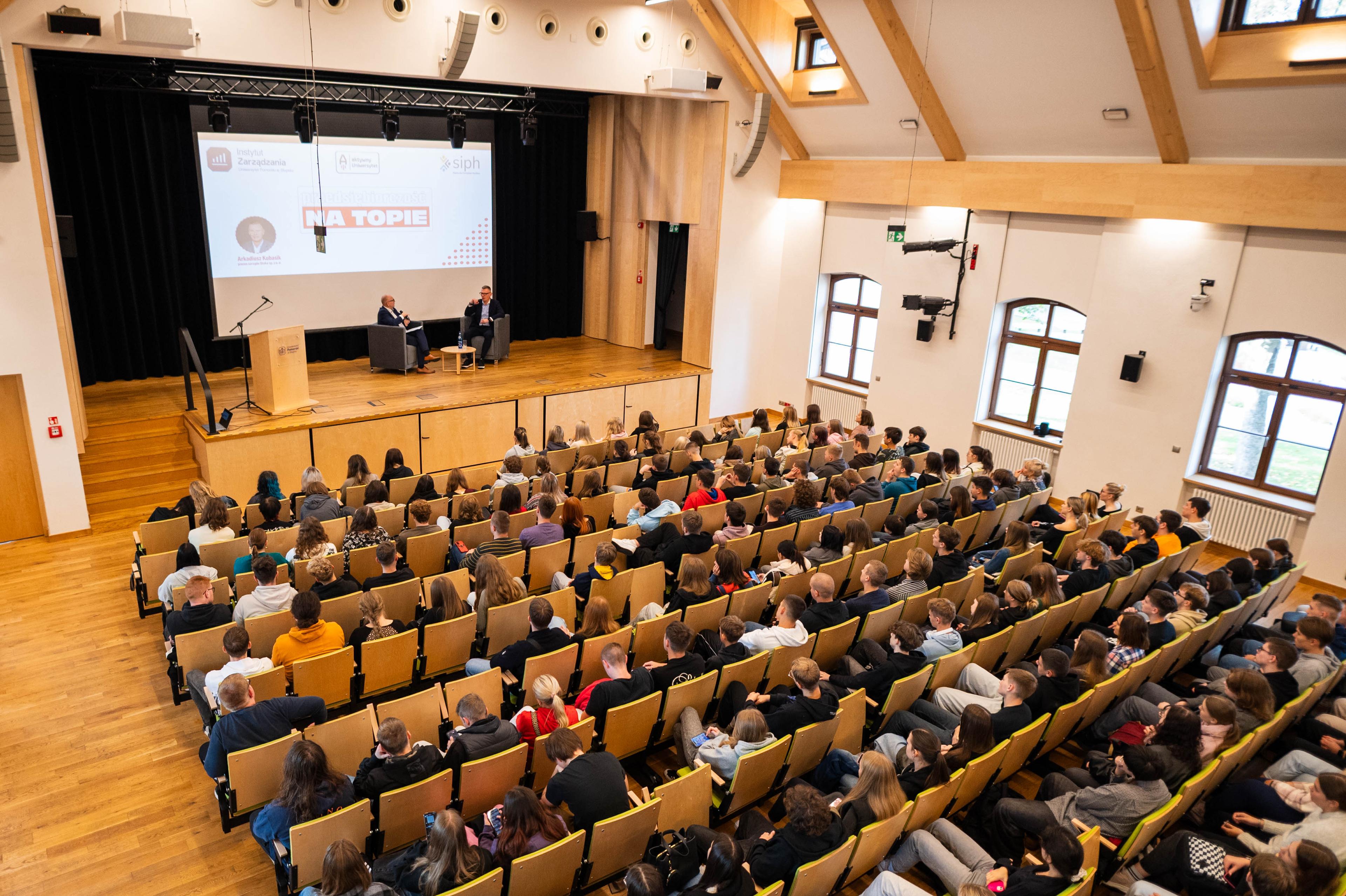 Z uczniami szkół średnich o biznesie i zarządzaniu